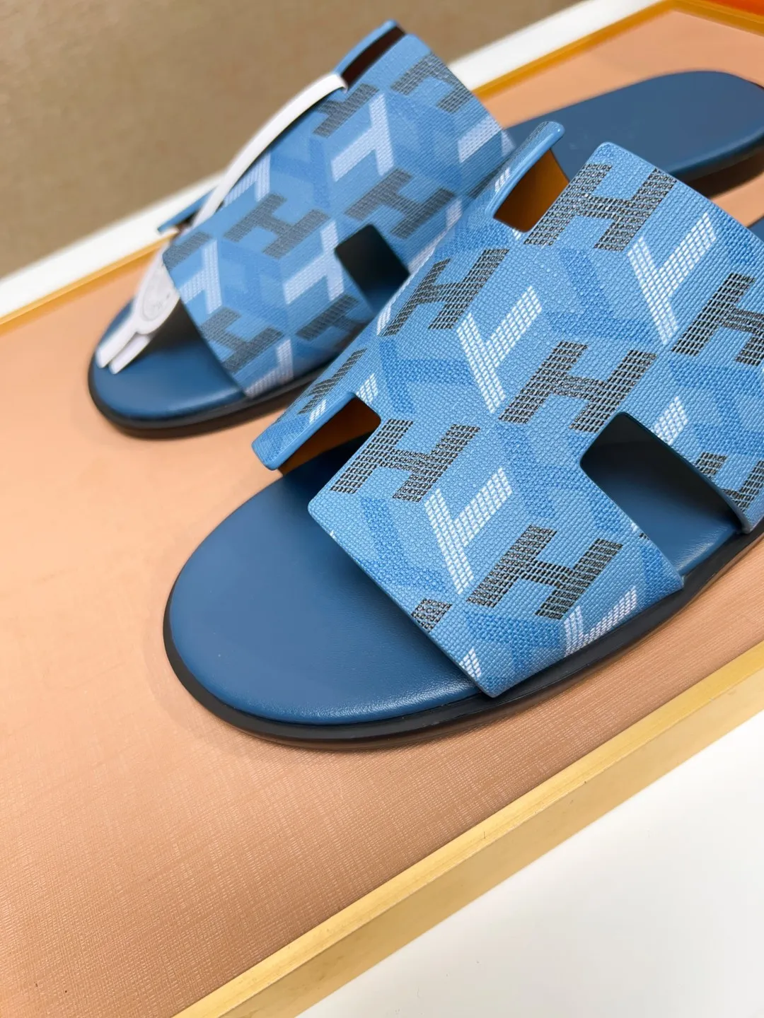 Men's clothing and shoes 💰280 💅💅💅 new arrival. Hermes Hermes official website latest counter synchronized new oran color leather H slippers, the original Paris version flew back to the original model and opened the mold to make it perfectly🍌The highest quality Sincerity, you can enter and leave the counter at will [Deyi] The upper is made of original customized  colored palm prints, crocodile print, ostrich print, colored cow leather, colored cow suede, 🤔 horse hair, 🥳 colored diamonds, 🥰 3D printing, and other genuine leather slippers, imported cow pattern foot pad lining, Italian  latest original genuine leather combination outsole Code number: 38-48 (customized at 46.47.48) Can be made into picture combination sole with genuine leather pattern and ordinary molded outsole